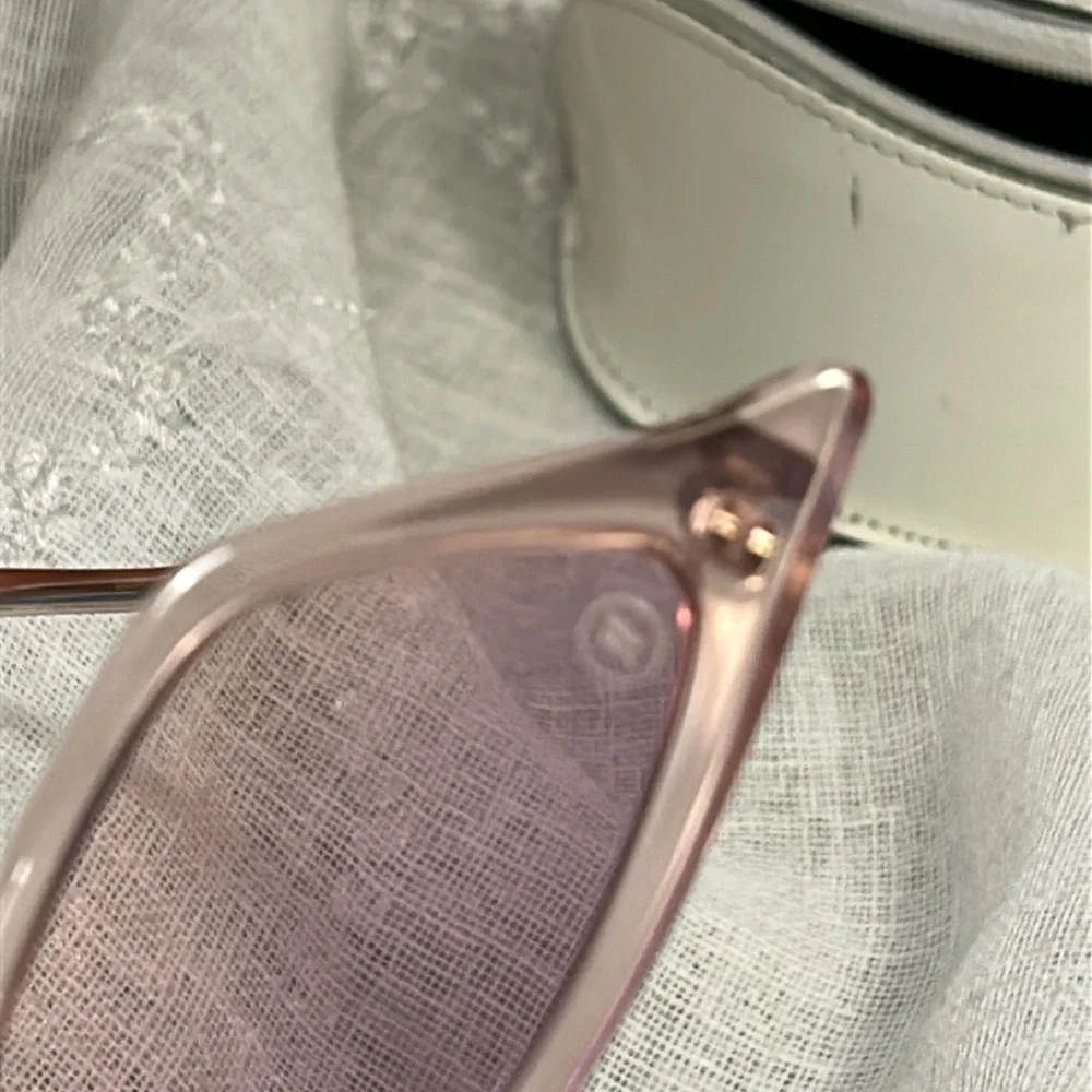 Blenders Orchid Party sunglasses with case